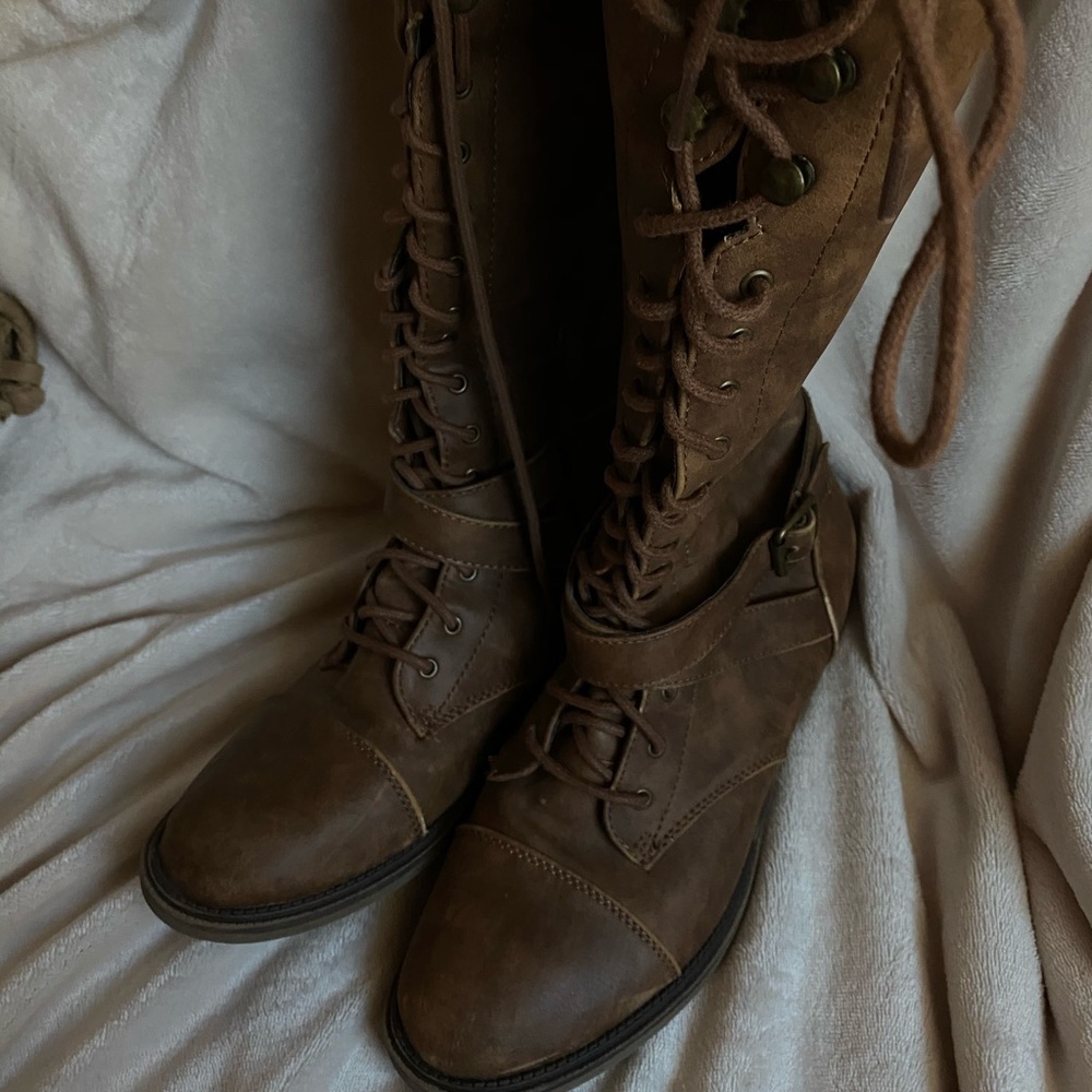 Women’s lace up boots